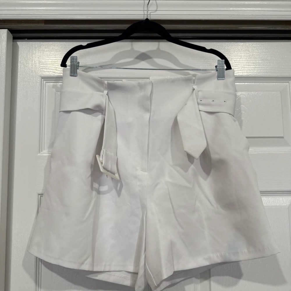 Ellen Tracy White High-Waist Tailored Shorts with Waist Tie